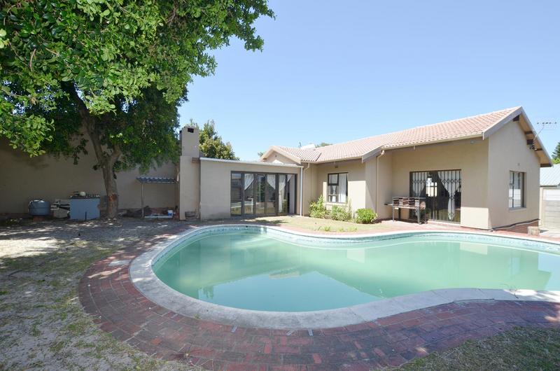 4 Bedroom Property for Sale in Hoheizen Western Cape